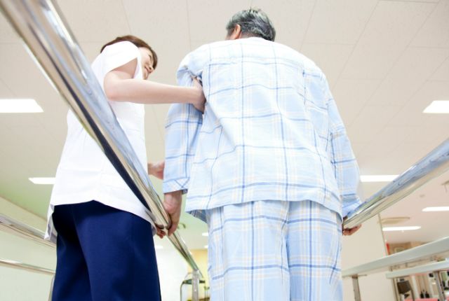 リハビリ中の男性