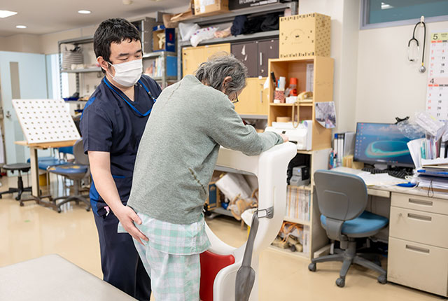 立ち上がり訓練中の患者